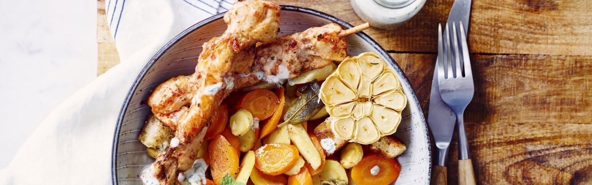 Warme groentesalade met kipsaté Warme groentesalade met kipsaté