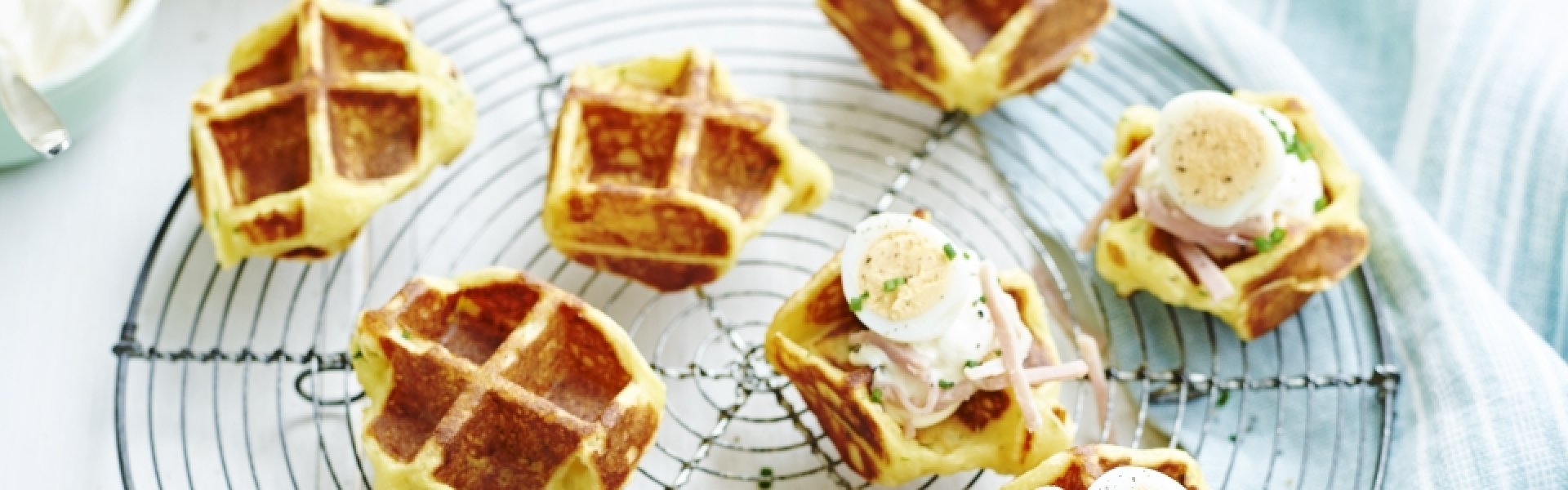 Aardappelwafeltjes met kwarteleitjes Aardappelwafeltjes met kwarteleitjes