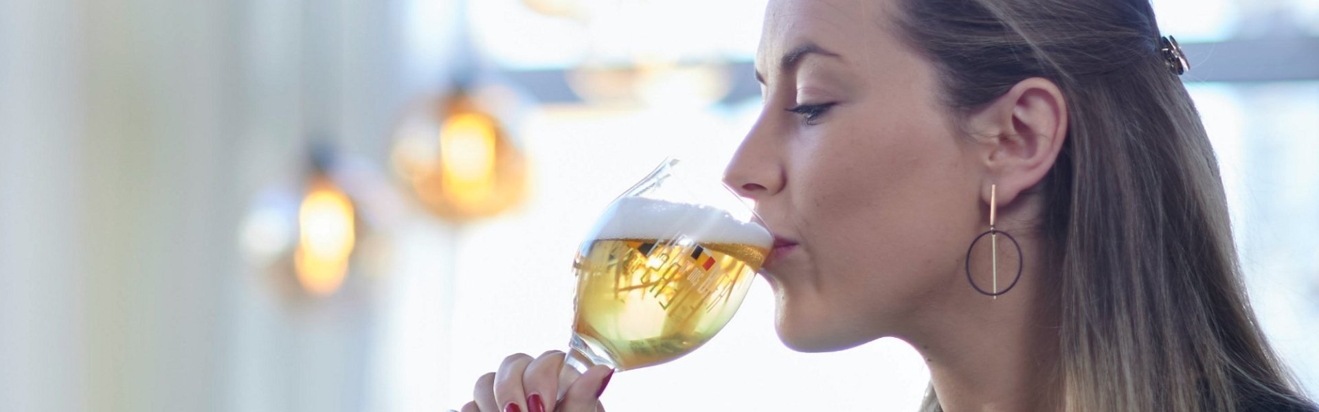Dame proeft bier Dame proeft bier