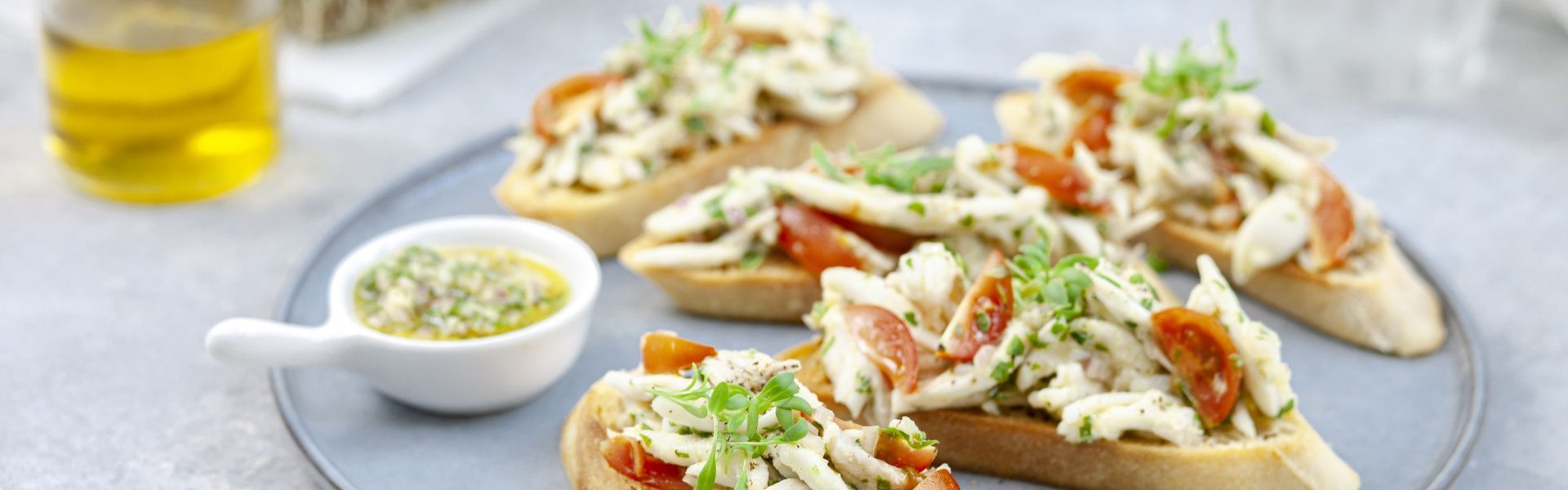 Crostini met tartaar van rog en dressing 