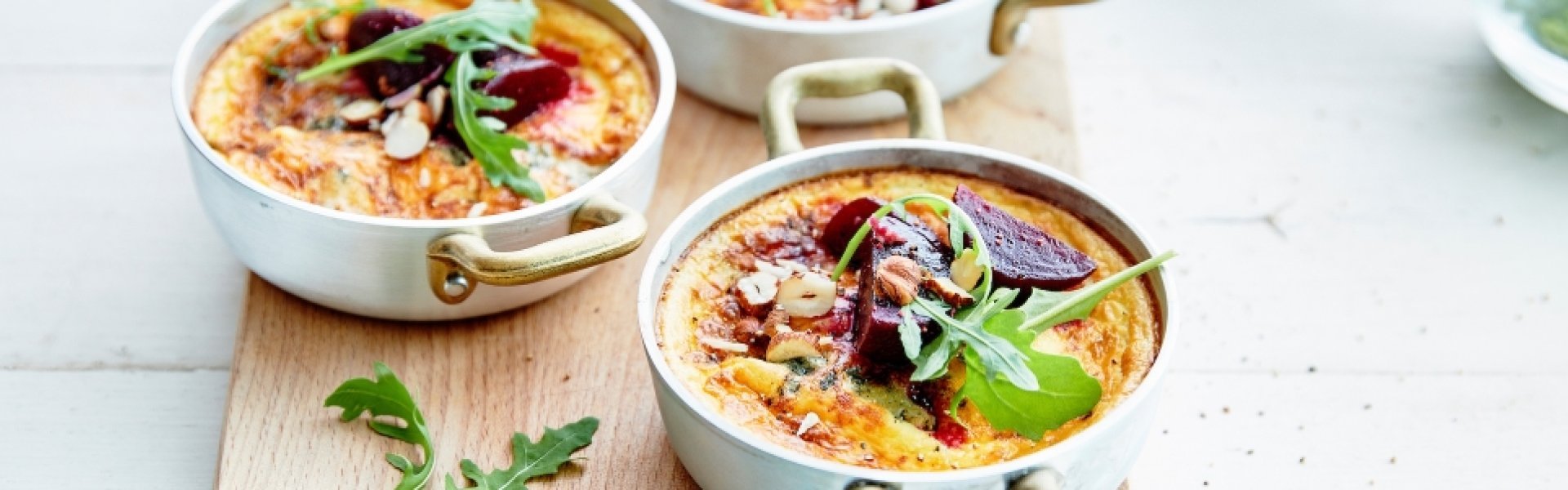 Crunchy ovenschotel met steenbolk, blauwe kaas en rode biet Crunchy ovenschotel met steenbolk, blauwe kaas en rode biet