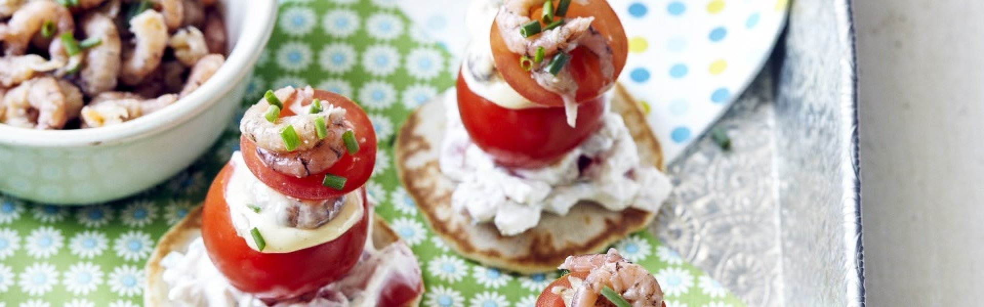 Blini’s met mini-tomaat garnaal Blini’s met mini-tomaat garnaal