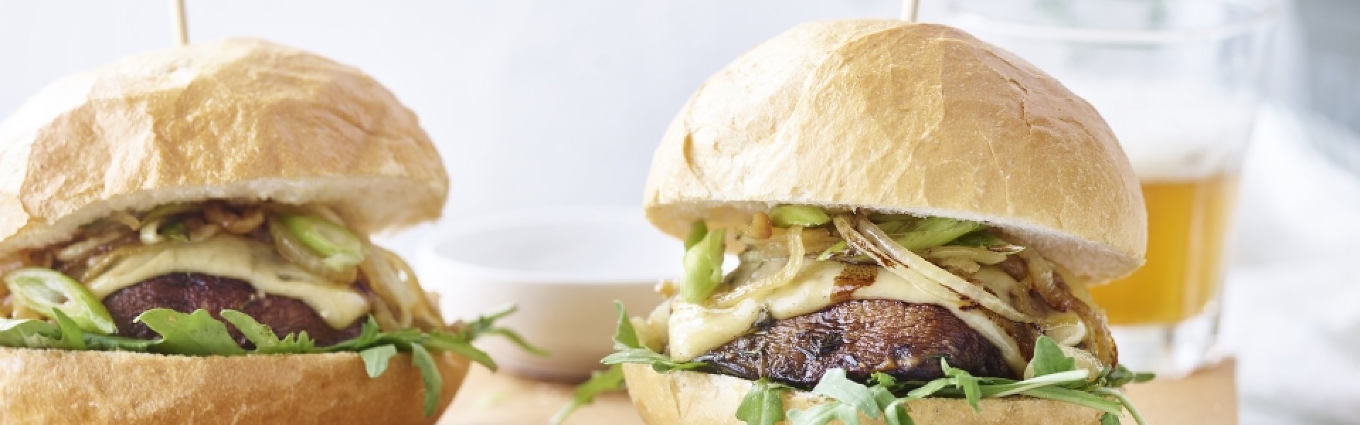 Portobelloburger met gebakken ui en Flandrien gerijpt Portobelloburger met gebakken ui en Flandrien gerijpt