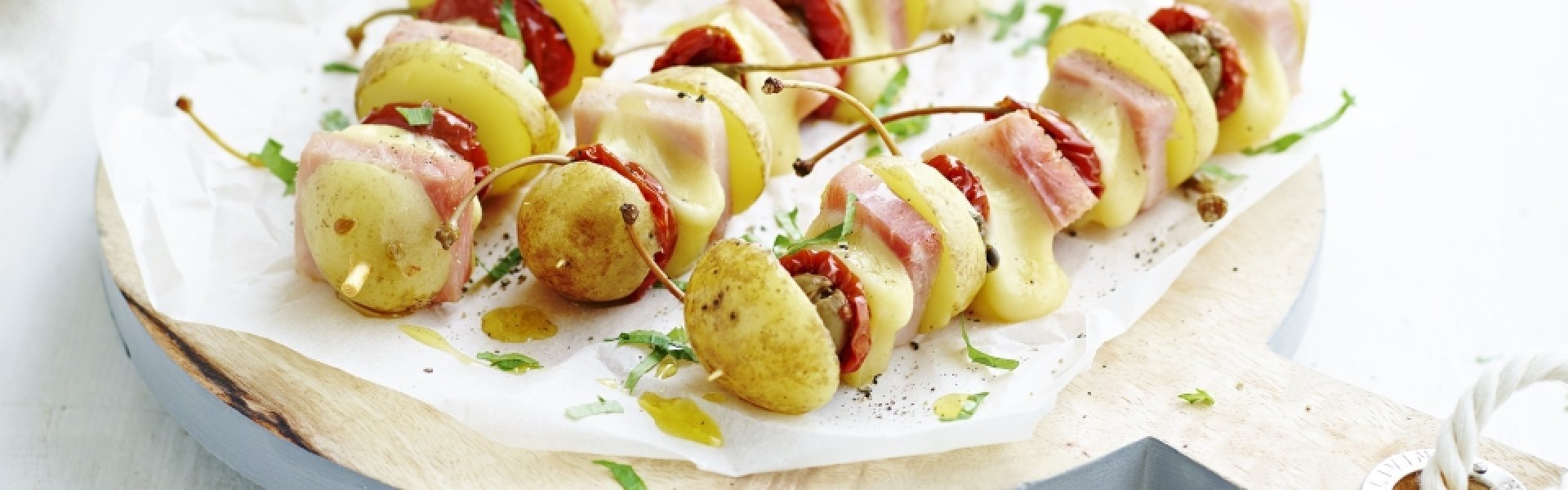 Aardappelspiesjes met gesmolten kaas Aardappelspiesjes met gesmolten kaas