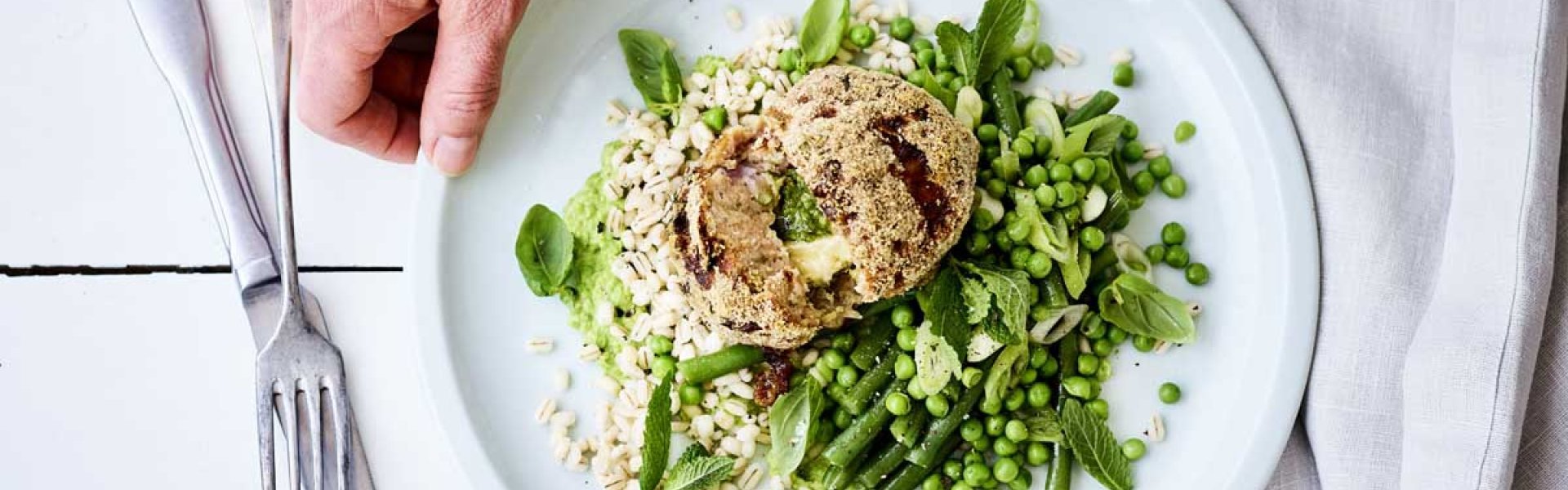 Gevulde gehaktballen met kaas en pesto