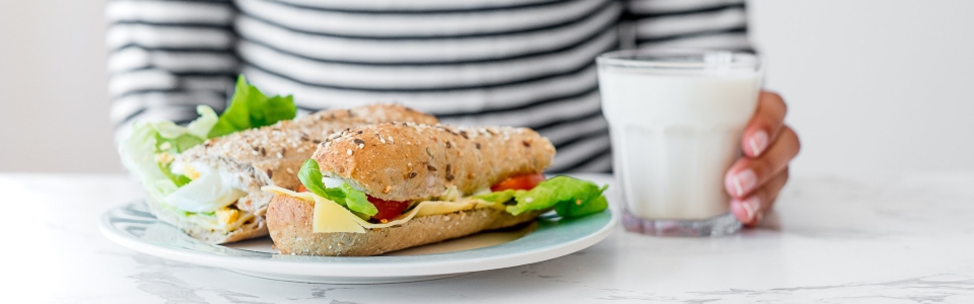 Melk met belegd broodje Melk met belegd broodje
