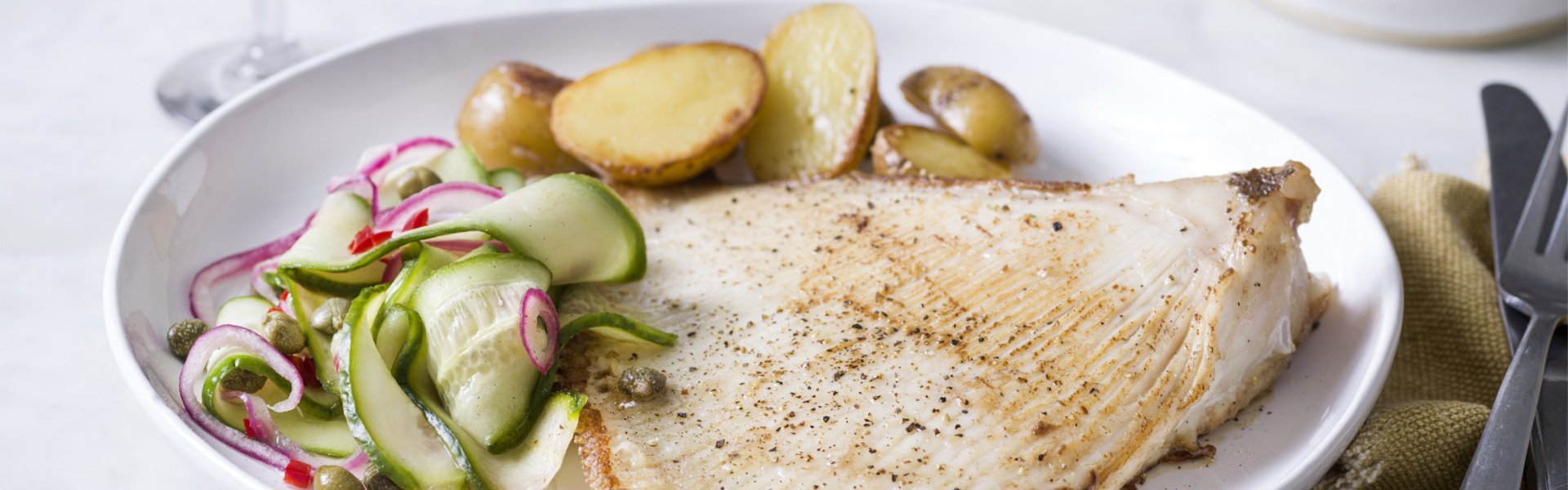 Krokante roggevleugel met gebakken krieltjes en zoetzure komkommersalade Krokante roggevleugel met gebakken krieltjes en zoetzure komkommersalade