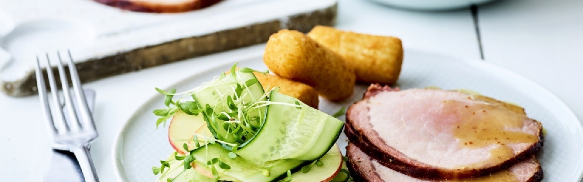 Ardeens gebraad met kroketten en een salade van appel en komkommer Ardeens gebraad met kroketten en een salade van appel en komkommer