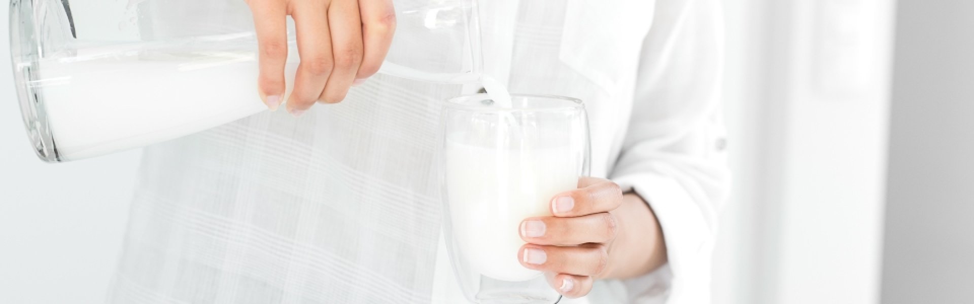 Melk uitschenken Melk uitschenken