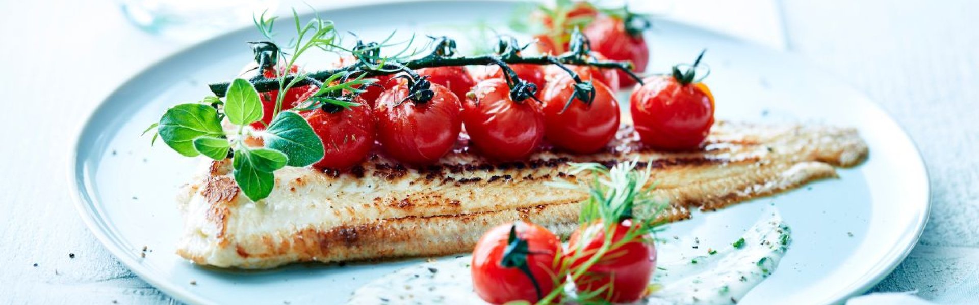 Noordzeetong met kerstomaat Gebakken noordzeetong met kerstomaten uit de oven.