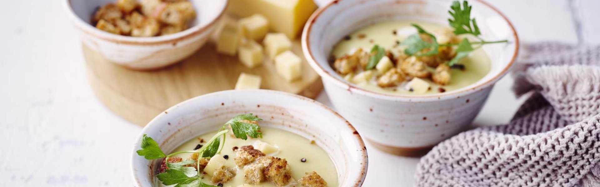 Pastinaaksoep met Belgische abdijkaas en pittige croutons Pastinaaksoep met Belgische abdijkaas en pittige croutons