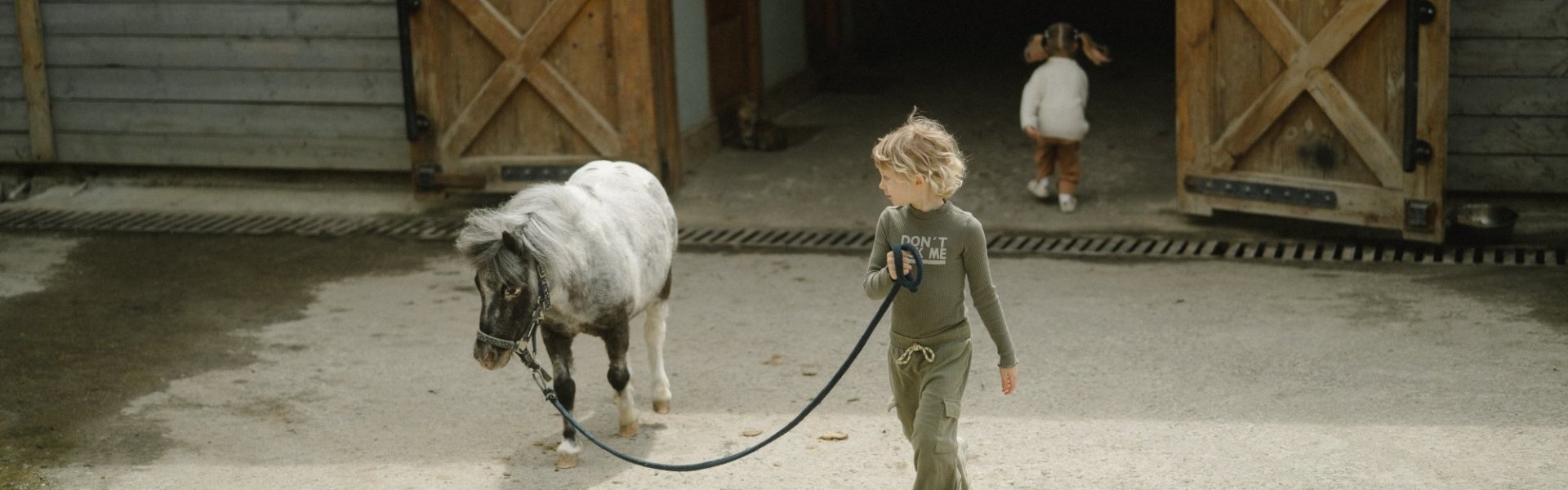 Kind op boerderij