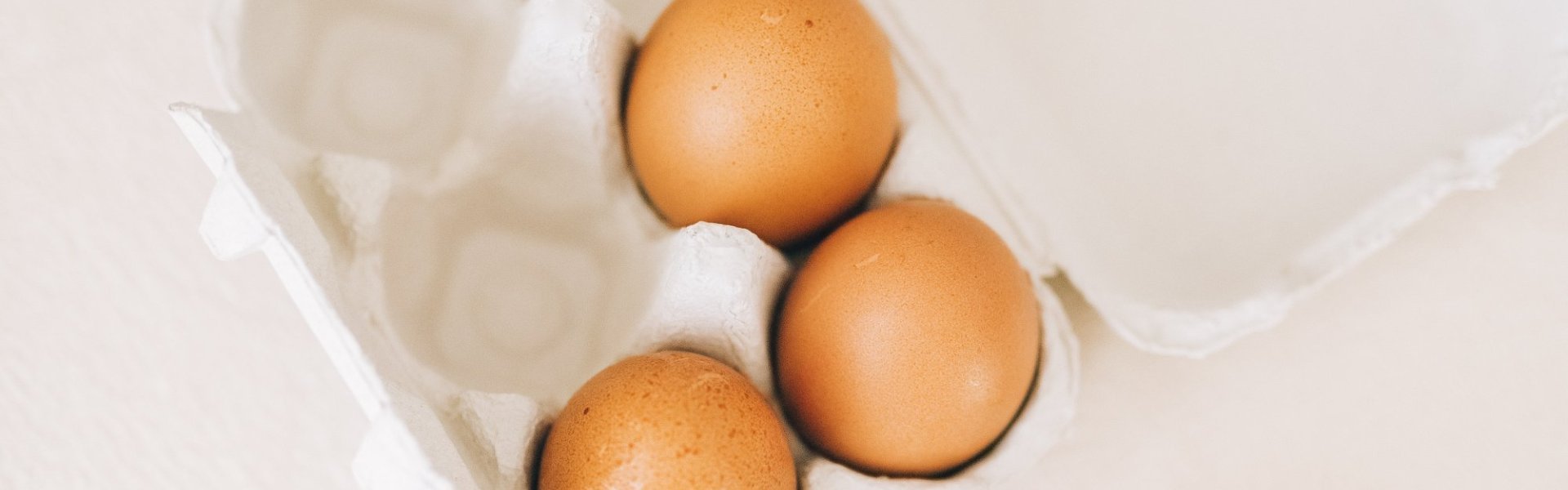 eieren 3 eieren zitten in een eierdoos van 6, en 1 ei ligt op het aanrecht. Lijkt wel een raadseltje dat ik ga vertellen.