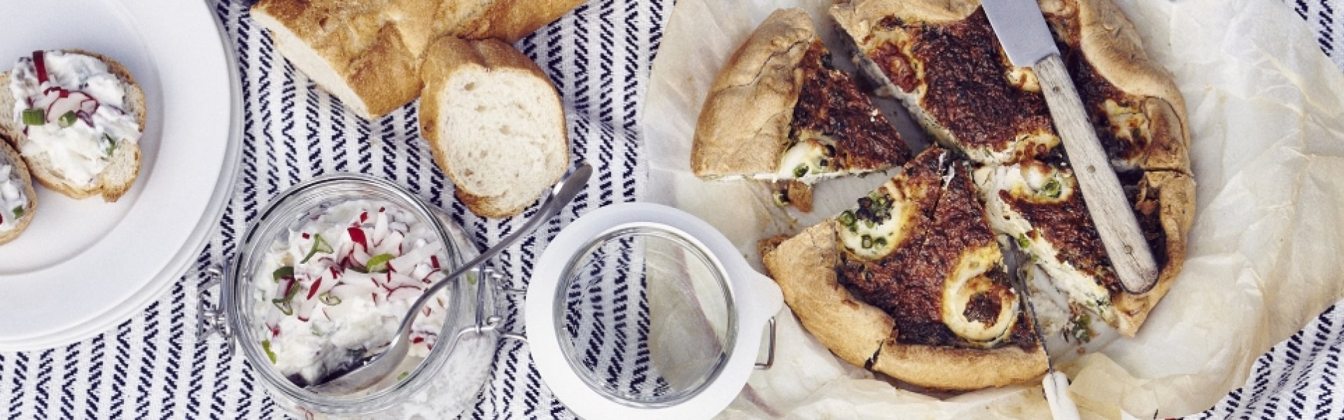 Picknick met quiche, radijzensalade en stokbrood Picknick met quiche, radijzensalade en stokbrood