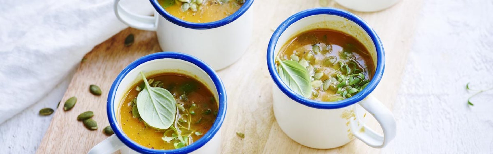 Pompoensoep met basilicum en tuinkers