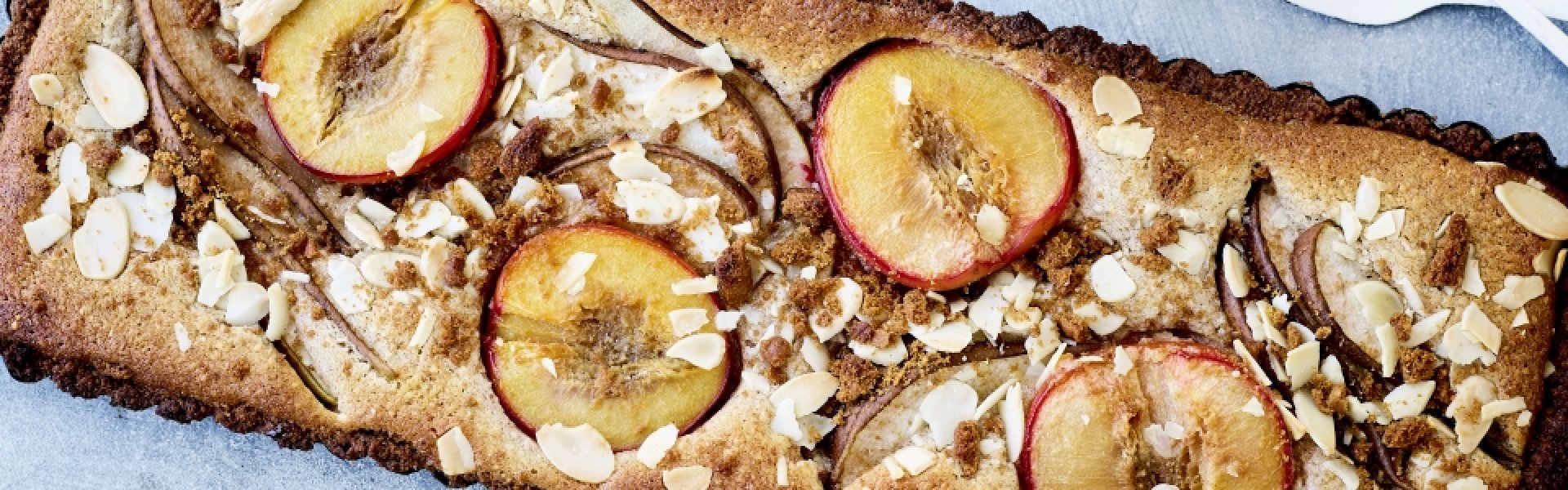 Speculaastaart met pruimen en peren Speculaastaart met pruimen en peren
