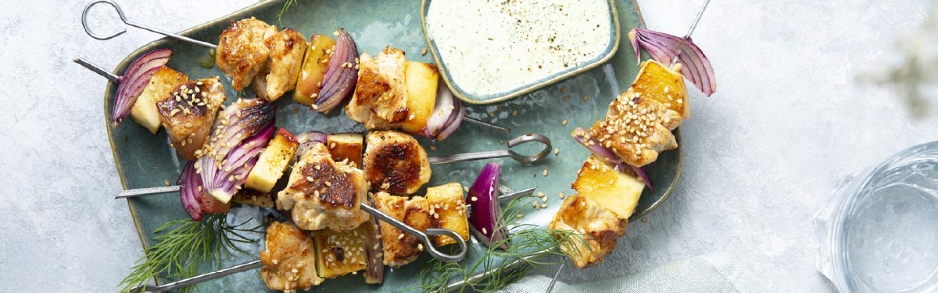 Spiesje van kip met appel en dillesausje Spiesje van kip met appel en dillesausje