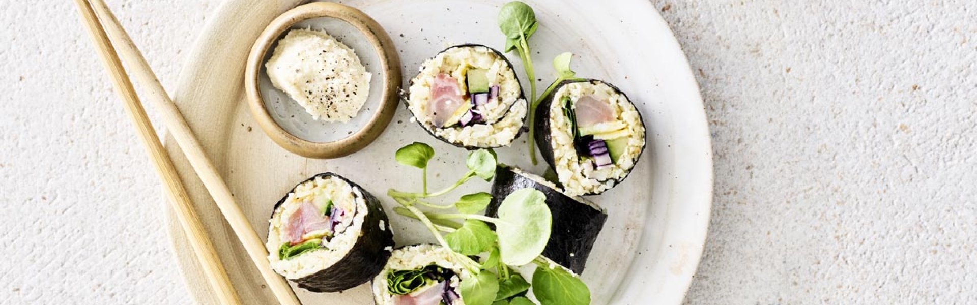 Sushi met bloemkoolrijst en rode poon