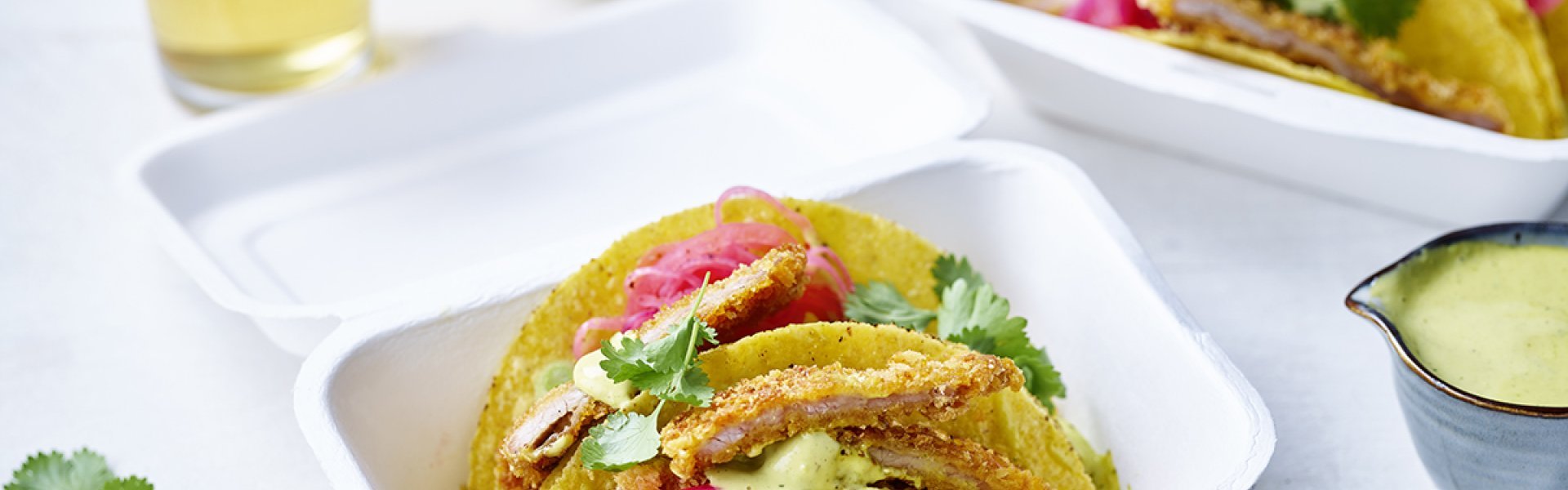 Taco met schnitzel, pittige mayonaise en rode ui Taco met schnitzel, pittige mayonaise en rode ui