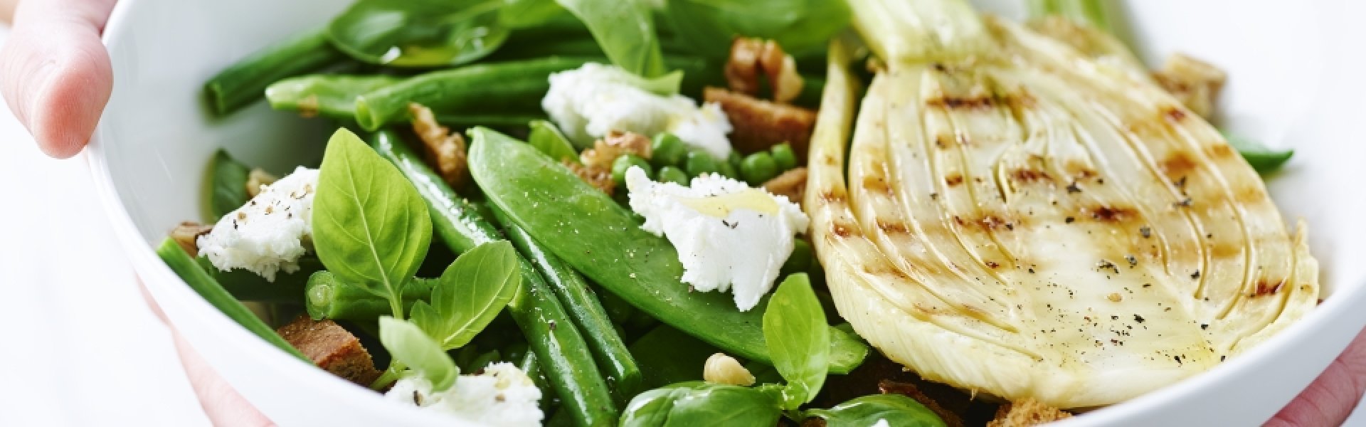 Salade met geroosterde venkel, bonen, peulen en geitenkaas Salade met geroosterde venkel, bonen, peulen en geitenkaas
