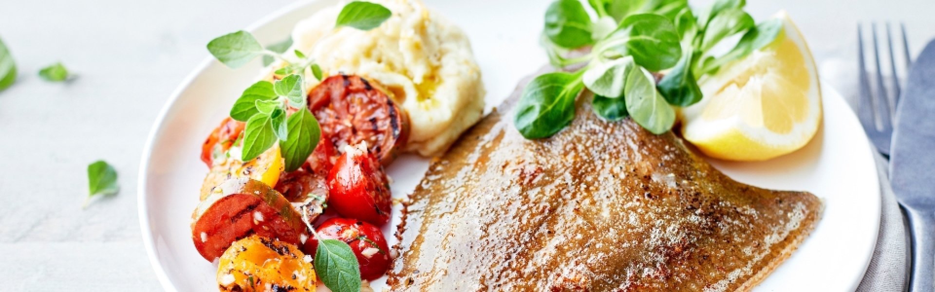 Pladijs met puree en gegrilde tomaten Pladijs met puree en gegrilde tomaten