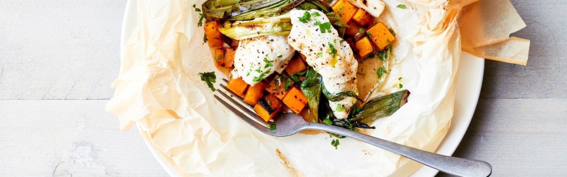 De perfecte vispapillot maken: je doet het zo Papillot van pladijs met gegrilde lente-ui en pompoen