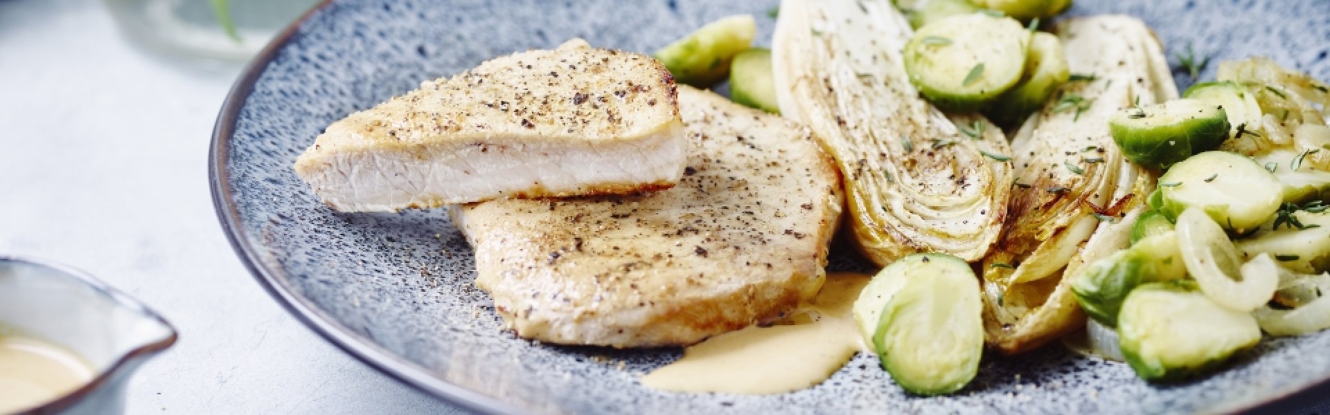 Mignonnette met mosterdsaus, spruitjes en gebraiseerd witloof Mignonnette met mosterdsaus, spruitjes en gebraiseerd witloof