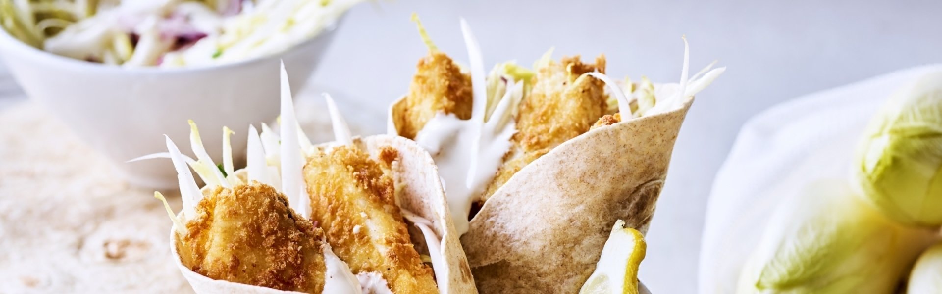 Taco's met gepaneerde visreepjes en frisse witloofsalade