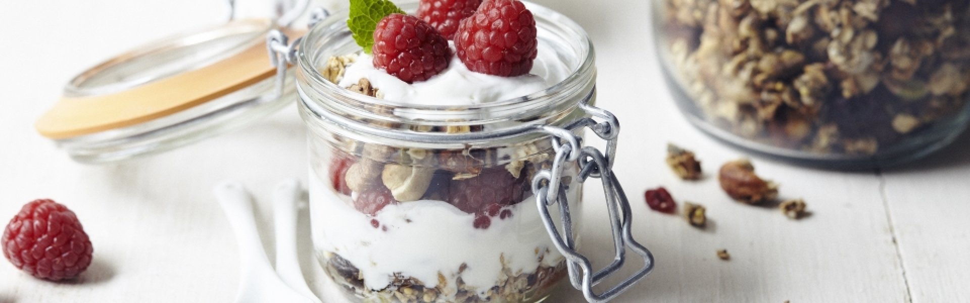 Trifle van plattekaas, granola en frambozen